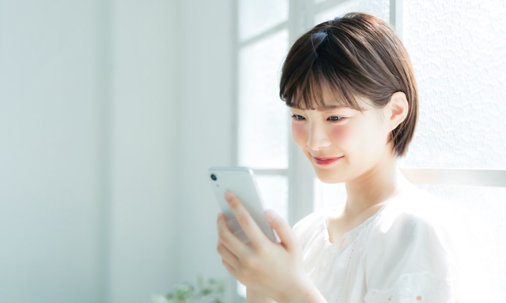 電話で整骨院に予約する女性