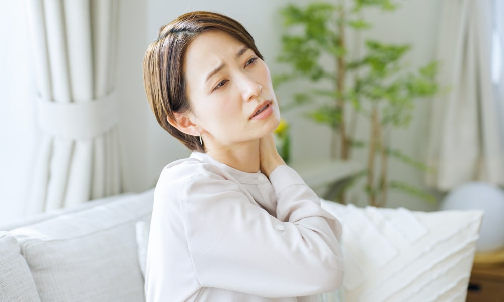 むち打ちで首が痛い女性