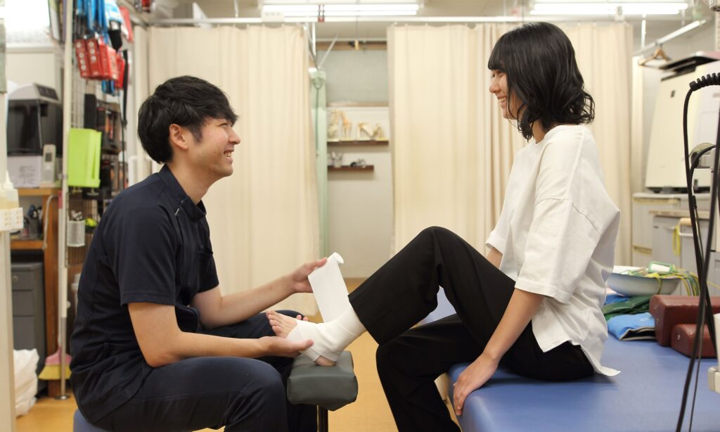 整骨院の足首捻挫の包帯固定