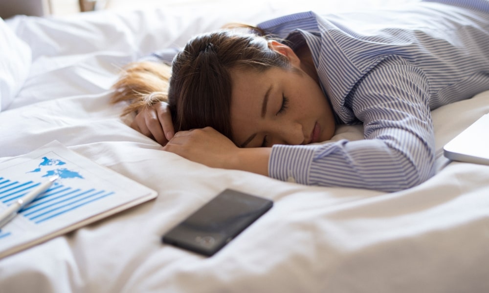 うつ伏せで寝て寝違えた女性