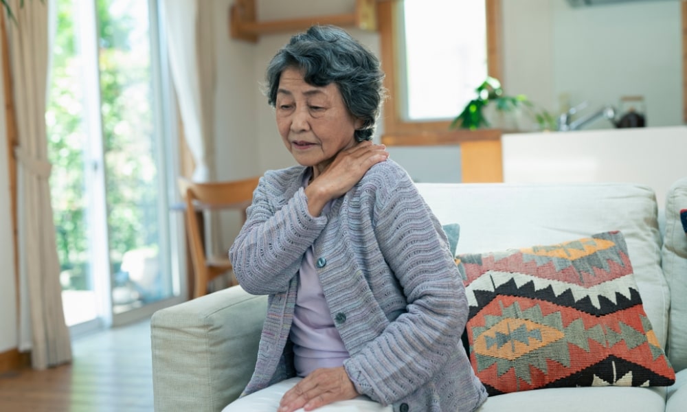 四十肩・五十肩で肩が上がらない高齢女性