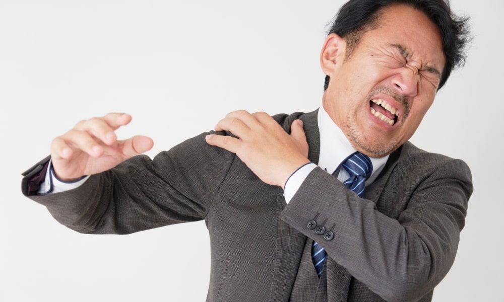 四十肩・五十肩で肩が上がらない男性